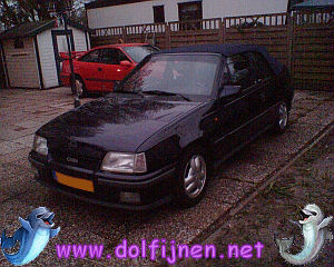 Op de achtergrond zie je Chris z'n rode Calibra